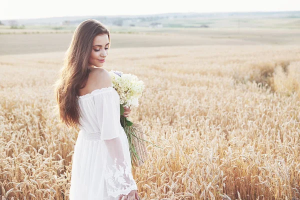 Menina Bonita Vestido Branco Correndo Campo Outono Trigo Hora Pôr — Fotografia de Stock