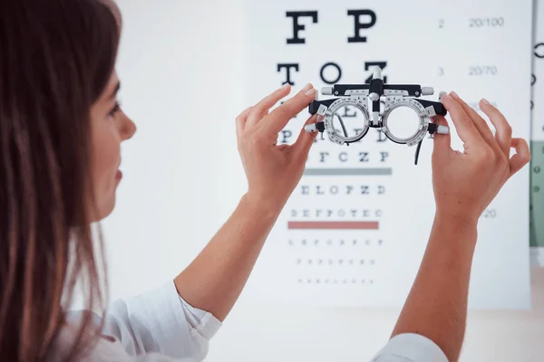 Phoropter Flickans Framsida Foto Bakifrån Kvinna Tittar Genom Glasögonen Diagram — Stockfoto