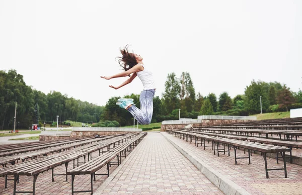 Kobieta Robi Parkour Mieście Słoneczny Dzień — Zdjęcie stockowe