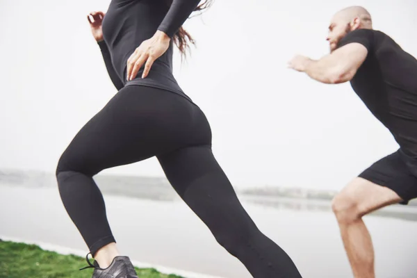 Paar Joggen Hardlopen Het Park Bij Het Water Jonge Man — Stockfoto