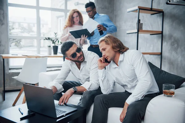 Todos Están Ocupados Grupo Trabajadores Oficina Multirraciales Ropa Formal Hablando — Foto de Stock