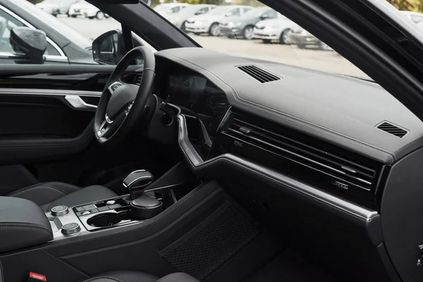 Interior Prestigioso Coche Negro Moderno Asientos Accesorios Cómodos Cuero Volante — Foto de Stock