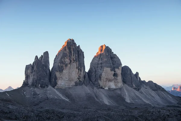 Slunce Začíná Ozařovat Vrchol Tři Vrcholy Tre Cime Hory Dopoledních — Stock fotografie