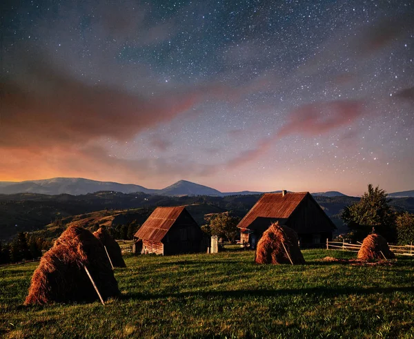 Fantastický Hvězdnou Oblohu Hromádky Tradiční Horské Vesnice Karpaty Ukrajina — Stock fotografie