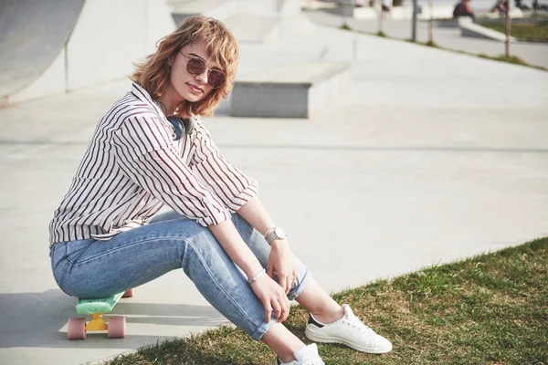 Beautiful Young Girl Having Fun Park Riding Skateboard — 스톡 사진