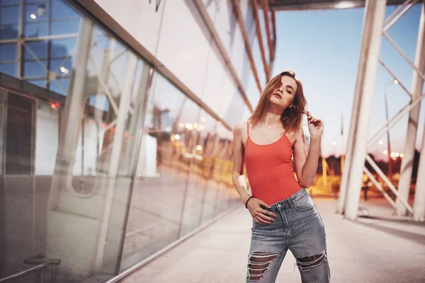 Gyönyörű Szexi Turista Lány Sétál Forgalmas Városi Utcában Közel Repülőtérhez — Stock Fotó