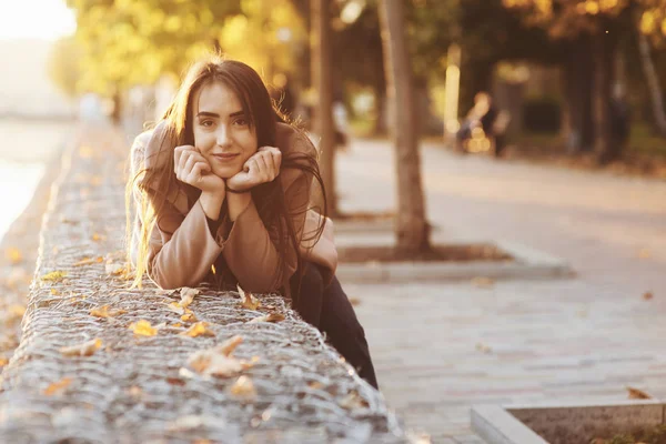 Jovem Menina Morena Bonita Inclinou Parede Com Duas Mãos Sob — Fotografia de Stock