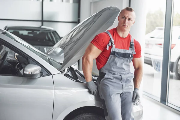 Meccanico Automatico Che Lavora Garage Servizio Riparazione — Foto Stock