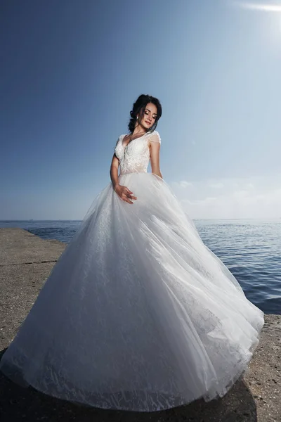 Brud Bröllopsklänning Stranden Nära Havet — Stockfoto