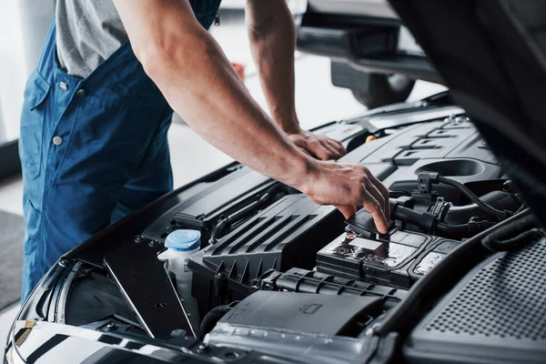 Manos Mecánicas Comprobando Capacidad Servicio Del Coche Capó Abierto Cerca —  Fotos de Stock