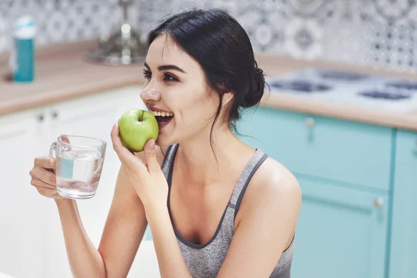 Schöne Frau Mit Gesundem Essen Obst Der Küche — Stockfoto