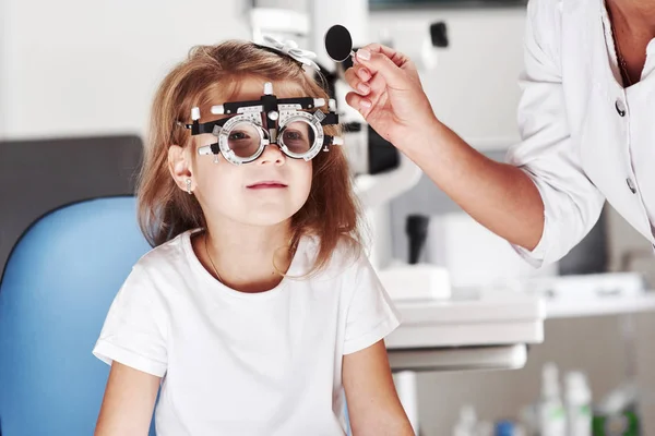 Now Close One Eye Doctor Checking Little Girl Sight Tuning — 스톡 사진