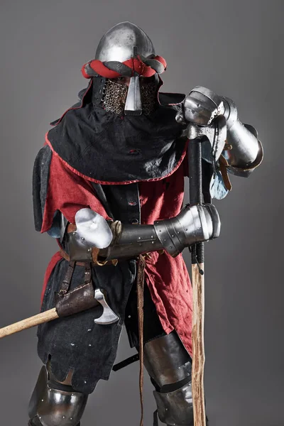 Средневековый Рыцарь Сером Фоне Портрет Жестокого Грязного Воина Кольчугой Красной — стоковое фото