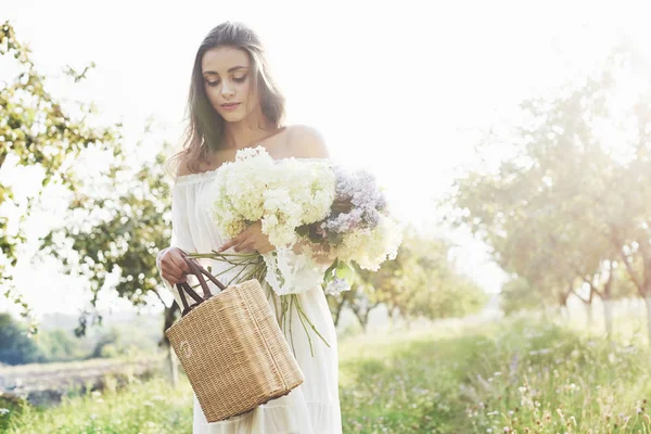 Vacker Ung Flicka Vit Ljus Klänning Och Bukett Sommarblommor Lägger — Stockfoto