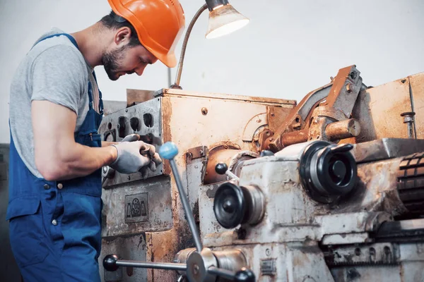 Retrato Joven Trabajador Casco Una Gran Planta Metalúrgica Ingeniero Sirve —  Fotos de Stock