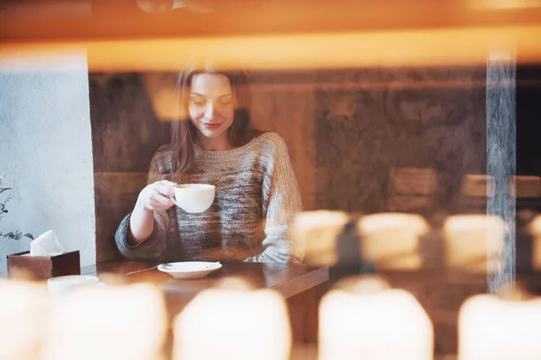 Mujer Joven Bonita Sentada Café Con Una Taza — Foto de Stock