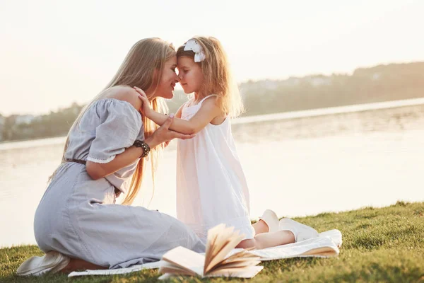 Feliz Joven Madre Con Una Hija Juguetona Parque Cerca Del — Foto de Stock