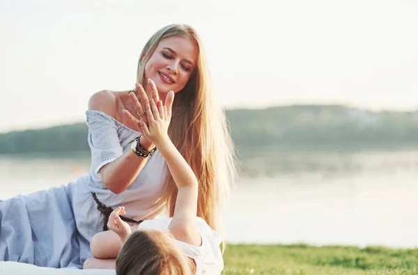 Dame Esos Cinco Foto Joven Madre Hija Pasándola Bien Hierba — Foto de Stock