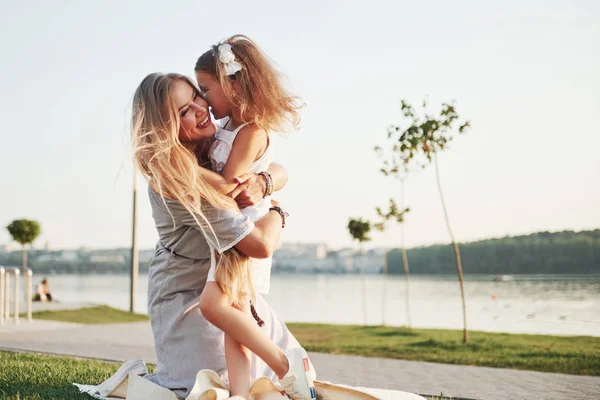 Feliz Joven Madre Con Una Hija Juguetona Parque Cerca Del — Foto de Stock