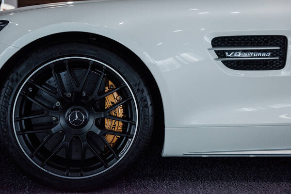 STUTTGART, GERMANY - 16 октября 2018 года: Музей Мерседес. Колесо белого роскошного современного автомобиля
.