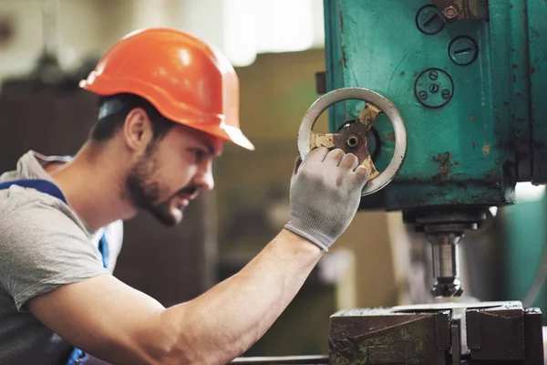 Retrato Jovem Mestre Trabalhando Uma Fábrica — Fotografia de Stock