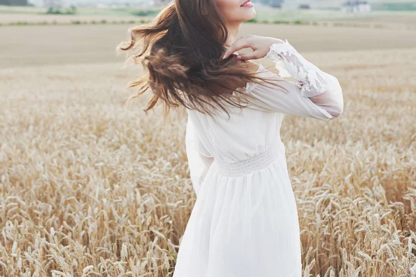 Beyaz Bir Elbise Içinde Buğday Mükemmel Bir Stil Yaşam Tarzı — Stok fotoğraf