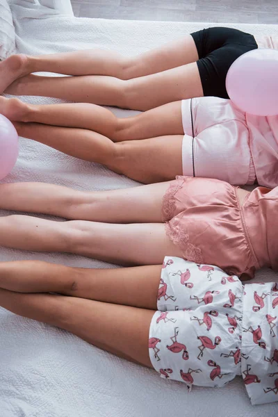 Buona Pelle Liscia Foto Verticale Giovani Ragazze Sdraiate Sul Letto — Foto Stock