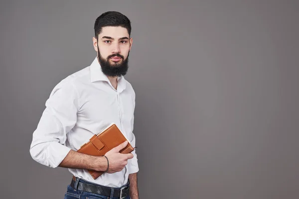 Porträtt Toothy Stilig Skäggig Man Med Bok Händerna — Stockfoto