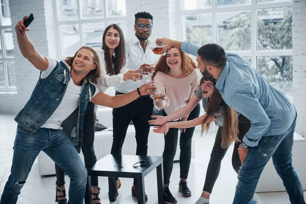 Hora Selfie Mira Teléfono Alegre Jóvenes Amigos Divirtiéndose Bebiendo Interior — Foto de Stock