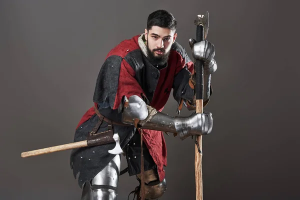 Cavaleiro Medieval Sobre Fundo Cinzento Retrato Brutal Guerreiro Rosto Sujo — Fotografia de Stock