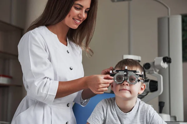 Child Sitting Doctor Cabinet Have Tested His Visual Acuity — 스톡 사진