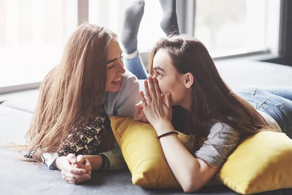 Zwei Wunderschöne Zwillingsschwestern Die Zeit Mit Kissen Verbringen Geschwister Haben — Stockfoto