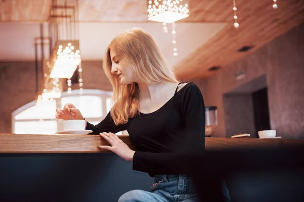 Leende Kvinna Café Med Mobiltelefon Och Sms Sociala Nätverk Sitter — Stockfoto