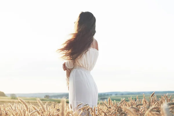Piękna Dziewczyna Białej Sukience Działa Jesiennym Polu Pszenicy Zachodzie Słońca — Zdjęcie stockowe