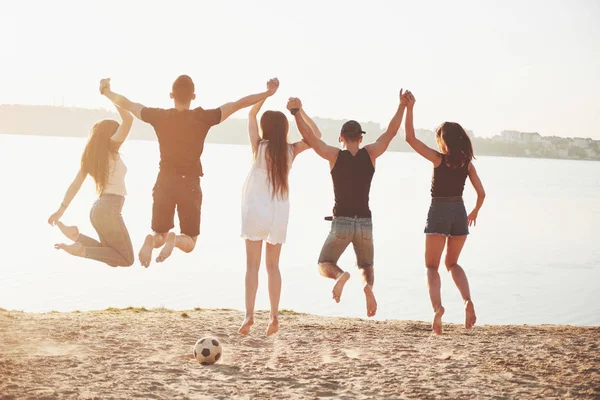 Gli Amici Felici Divertono Sulla Spiaggia Giovani Che Giocano Mare — Foto Stock