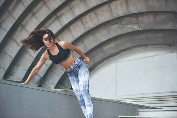 Vrouw Doen Van Parkour Stad Een Zonnige Dag — Stockfoto