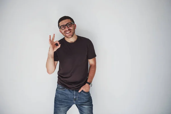 Porträtt Glad Man Shirt Och Glasögon Och Visar Tecken Medan — Stockfoto