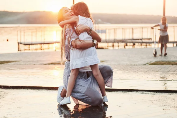 Mère Avec Bébé Près Fontaine Coucher Soleil — Photo