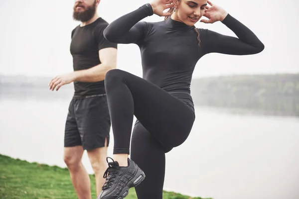 Een Jong Stel Houdt Morgens Van Sporten Open Lucht Opwarmen — Stockfoto