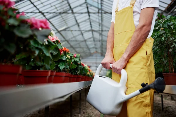 Uomo Che Tiene Una Bombola Acqua Serra Vicino Fiori Altre — Foto Stock