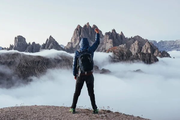 Besegra Kullen Turisten Lyfte Sin Högra Hand Upp Vackra Dagsljusbergen — Stockfoto