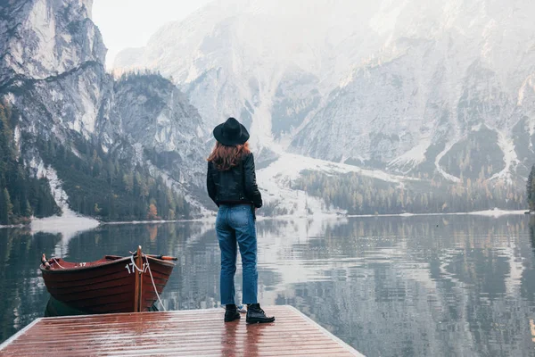 Great Adventure Woman Black Hat Enjoying Majestic Mountain Landscape Lake — Stock Photo, Image