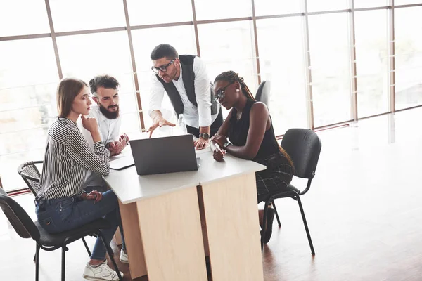 Team Listens Manager Group Freelancers Working Spacious Office Big Windows — Stock Photo, Image