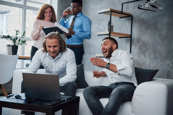 Buenas Noticias Grupo Trabajadores Oficina Multirraciales Ropa Formal Hablando Tareas — Foto de Stock