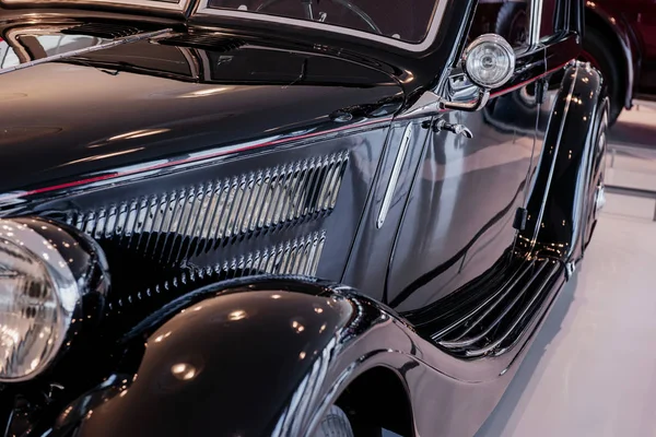 Подробное Фото Старого Черного Блестящего Автомобиля Стоящего Белой Плитки — стоковое фото