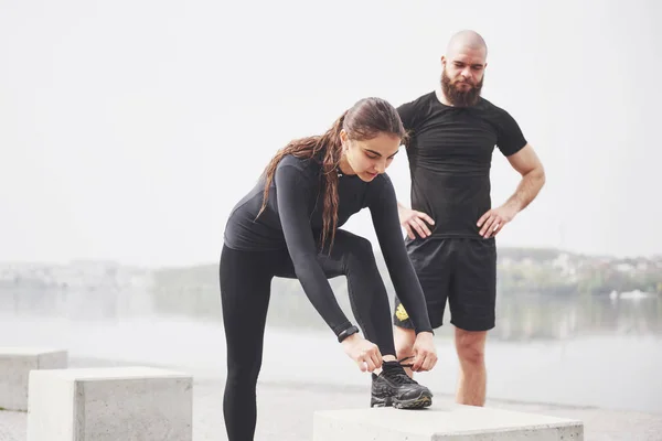 Fitnesspaar Dat Zich Buiten Het Park Bij Het Water Uitstrekt — Stockfoto