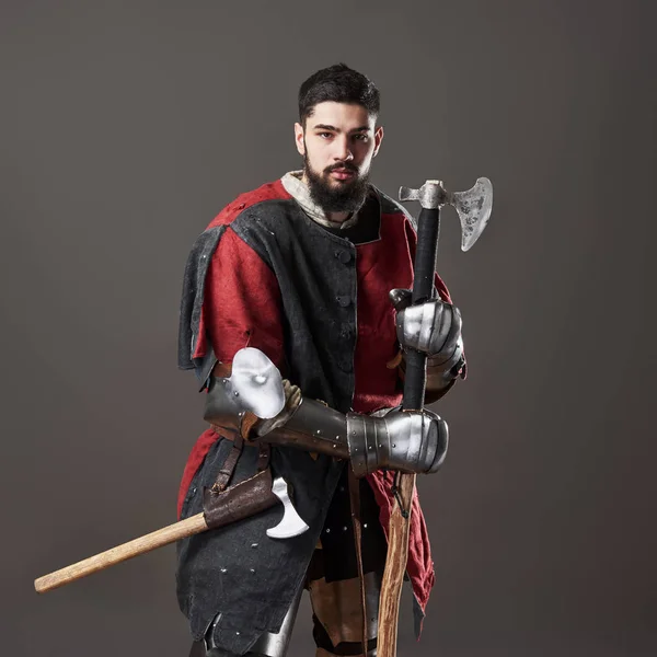 Середньовічний Лицар Сірому Тлі Портрет Брутального Воїна Ланцюговою Поштою Червоний — стокове фото