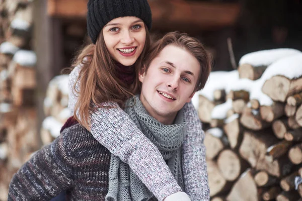 Paar Heeft Plezier Lacht Kus Jonge Hipster Paar Knuffelen Elkaar — Stockfoto