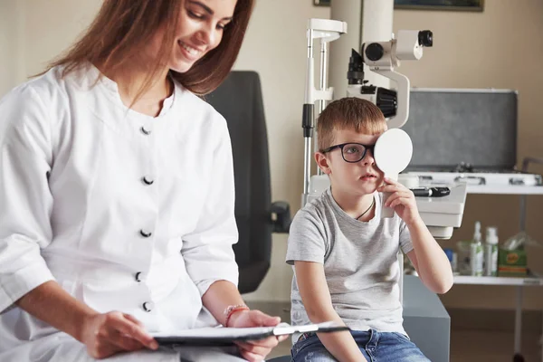 Reparando Resultados Haciendo Pruebas Oficina Oculista Con Niño Datos Notas — Foto de Stock