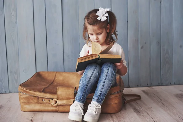 Bereit Für Große Reisen Glückliches Kleines Mädchen Liest Interessantes Buch — Stockfoto